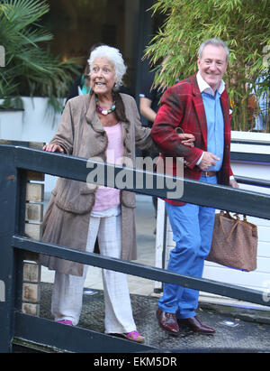 Lynda Bellingham fuori ITV Studios con: Lynda Bellingham,Michael Pattemore dove: Londra, Regno Unito quando: 08 Ott 2014 Foto Stock