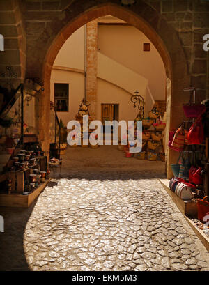 Una strada di ciottoli in Palma de Mallorca con bancarelle che vendono souvenir. Foto Stock