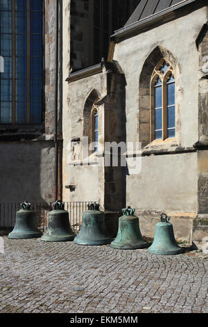 Esposte le campane della chiesa di fronte al lato est della Chiesa di San Giovanni Evangelista (San-Johannis-Kirche). Magdeburg, Altstadt, Germania. Foto Stock