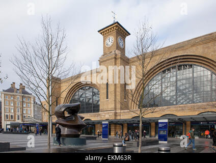 L'esterno di Kings Cross Station di Londra che è un importante nodo ferroviario Foto Stock