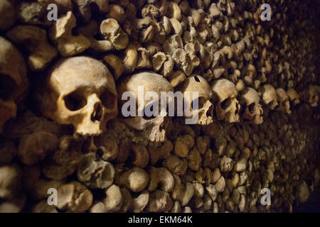 Teschi umani e ossa nelle catacombe di Parigi Foto Stock