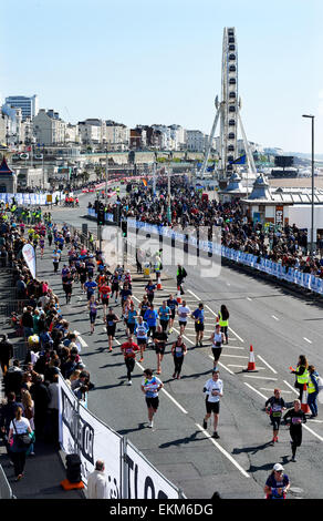 Brighton, Regno Unito. Il 12 aprile, 2015. Migliaia di corridori testa lungo il lungomare della Maratona di Brighton oggi Credito: Simon Dack/Alamy Live News Foto Stock