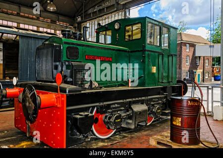 Le luccicanti locomotiva diesel costruito da F.C.Hibberd & Co.Ltd. Nel 1955 la ricezione di alcune operazioni di manutenzione meccanica a Chatham Dockyard Foto Stock