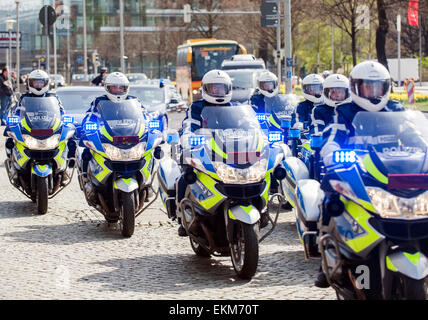 Hannover, Germania. Xii Apr, 2015. Un motociclo escort fissa l arrivo del primo ministro indiano Narendra Modi a Hannover, Germania, 12 aprile 2015. Il PM indiano apre la fiera industriale di Hannover domenica notte. Foto: Hauke-CHRISTIAN DITTRICH/dpa/Alamy Live News Foto Stock