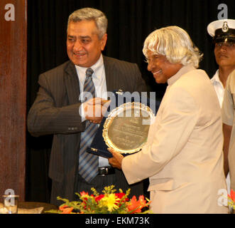 Il dott. APJ Abdul Kalam, ex presidente dell'India memento di ricezione dal vice ammiraglio Satish Soni, FOC-a-C, Orientale comando navale al quinto Admiral AK Chatterji Memorial lecture presso Bhasha Bhavan, Biblioteca Nazionale di domenica. Foto Stock