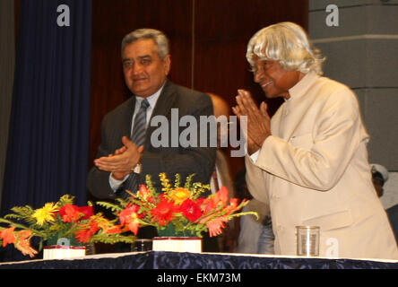 Il dott. APJ Abdul Kalam, ex presidente dell'India insieme al Vice Ammiraglio Satish Soni, FOC-a-C, Orientale comando navale al quinto Admiral AK Chatterji Memorial lecture presso Bhasha Bhavan, Biblioteca Nazionale di domenica. Foto Stock