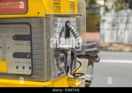 Antico e indossato foto della stazione di gas pompa Foto Stock