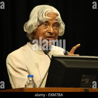 Il dott. APJ Abdul Kalam, ex presidente dell'India consegna la nota chiave di indirizzo sul "strenght rispetta la forza al quinto Admiral AK Chatterji Memorial lecture presso Bhasha Bhavan, Biblioteca Nazionale di domenica. Foto Stock