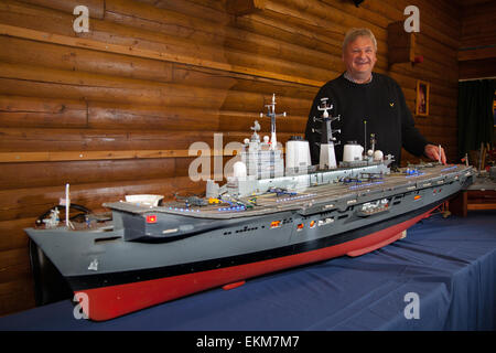 Southport, Merseyside Regno Unito 12 aprile, 2015. Alan Beswick con il suo modello di HMS Invincible come modello locale Boat Club presentano in corrispondenza delle zone umide ed il Centro faunistico a Martin semplice negli ultimi weekend di Pasqua. Il club è stato costituito nel 1978, quando molti diportisti modello, che hanno utilizzato il lago marino a Southport, pensato che sarebbe una buona idea. Nel 2003 il club si trasferisce in un nuovo scopo costruito pond - "Giubileo Pond' sulla riga di marcio costruito durante il Club Silver Jubilee. Credito: Mar fotografico/Alamy Live News Foto Stock