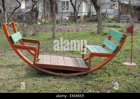 Colorate swing infantile con due siede in legno su metallo arch attendere per giocare Foto Stock