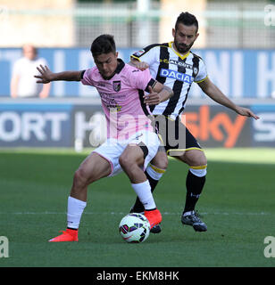 Udine, Italia. Il 12 aprile, 2015. Udinese il centrocampista Giampiero Pinzi combatte per la palla con il Palermo di avanti Paulo Dybala durante il campionato italiano di una partita di calcio tra Udinese e Palermo domenica 12 marzo 2015 in Friuli Stadium. Credito: Andrea Spinelli/Alamy Live News Foto Stock