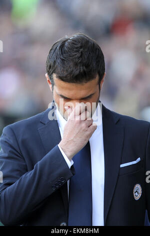 Udine, Italia. Il 12 aprile, 2015. Udinese allenatore Andrea Stramaccioni reagisce durante il campionato italiano di una partita di calcio tra Udinese e Palermo domenica 12 marzo 2015 in Friuli Stadium. Credito: Andrea Spinelli/Alamy Live News Foto Stock