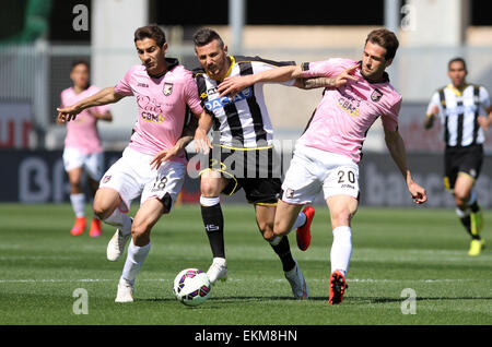 Udine, Italia. Il 12 aprile, 2015. Udinese di avanti Cyril Thereau combatte per la palla durante il campionato italiano di una partita di calcio tra Udinese e Palermo domenica 12 marzo 2015 in Friuli Stadium. Credito: Andrea Spinelli/Alamy Live News Foto Stock