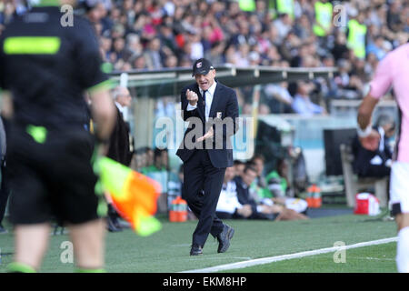 Udine, Italia. Il 12 aprile, 2015. Giuseppe Iachini Palermo Head Coach reagisce durante il campionato italiano di una partita di calcio tra Udinese e Palermo domenica 12 marzo 2015 in Friuli Stadium. Credito: Andrea Spinelli/Alamy Live News Foto Stock