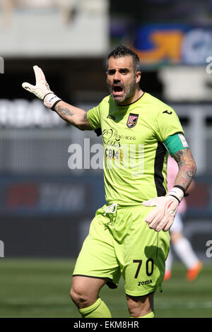 Udine, Italia. Il 12 aprile, 2015. Aeroporto di Palermo il portiere Stefano Sorrentino durante il campionato italiano di una partita di calcio tra Udinese e Palermo domenica 12 marzo 2015 in Friuli Stadium. Credito: Andrea Spinelli/Alamy Live News Foto Stock