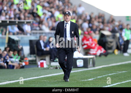 Udine, Italia. Il 12 aprile, 2015. Giuseppe Iachini Palermo Head Coach reagisce durante il campionato italiano di una partita di calcio tra Udinese e Palermo domenica 12 marzo 2015 in Friuli Stadium. Credito: Andrea Spinelli/Alamy Live News Foto Stock