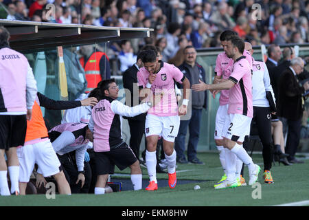 Udine, Italia. Il 12 aprile, 2015. Aeroporto di Palermo defender Achraf Lazaar celebra dopo un goal 0-1 durante il campionato italiano di una partita di calcio tra Udinese e Palermo domenica 12 marzo 2015 in Friuli Stadium. Credito: Andrea Spinelli/Alamy Live News Foto Stock