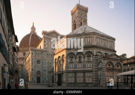 Cattedrale d'Italia, vista all'alba del Duomo e (in primo piano) edificio del Battistero in Piazza San Giovanni, Firenze, Italia. Foto Stock