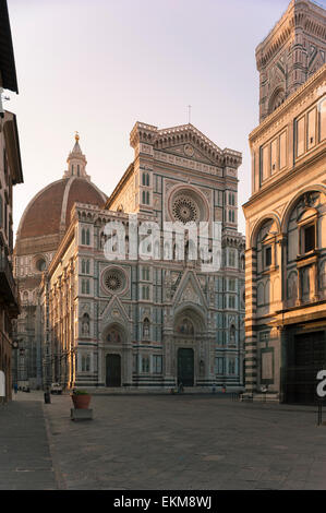 Cattedrale di Firenze, vista panoramica all'alba del Duomo in Piazza San Giovanni, Firenze, Toscana, Italia. Foto Stock