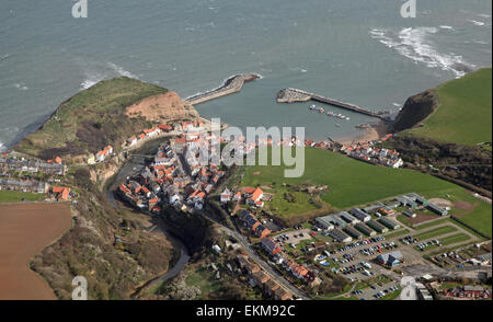 Vista aerea del villaggio Staithes nel North Yorkshire, Inghilterra, Regno Unito Foto Stock