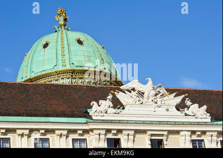 Sculture sulla parte superiore della cancelleria imperiale ala del Palazzo di Hofburg a Vienna, in Austria. Foto Stock