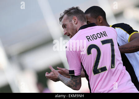 Udine, Italia. Il 12 aprile, 2015. Aeroporto di Palermo centrocampista Luca Rigoni reagisce durante il campionato italiano di una partita di calcio tra Udinese e Palermo domenica 12 marzo 2015 in Friuli Stadium. Credito: Andrea Spinelli/Alamy Live News Foto Stock