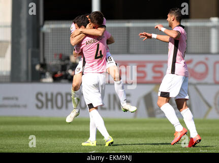 Udine, Italia. Il 12 aprile, 2015. Aeroporto di Palermo centrocampista Ivaylo Chochev celebra dopo un goal 0-3 con i tuoi compagni di squadra durante il campionato italiano di una partita di calcio tra Udinese e Palermo domenica 12 marzo 2015 in Friuli Stadium. Credito: Andrea Spinelli/Alamy Live News Foto Stock