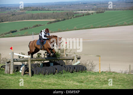 Pilota prendendo parte al Kingsclere divertente guidare Whitehill nel nord di alta campagna dell'Hampshire England Regno Unito. Il salto di un recinto sul corso Foto Stock