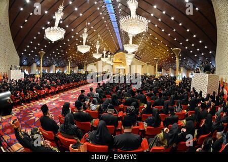Bandar Seri Begawan, Brunei. Il 12 aprile, 2015. La foto mostra gli ospiti che frequentano il royal wedding cerimonia del Brunei principe Abdul Malik e Dayangku Raabi"fornitura ATUL 'Adawiyyah Pengiran Haji Bolkiah nel Nurul Iman Palace in Bandar Seri Begawan, Brunei, 12 aprile 2015. Credito: Xinhua/Alamy Live News Foto Stock