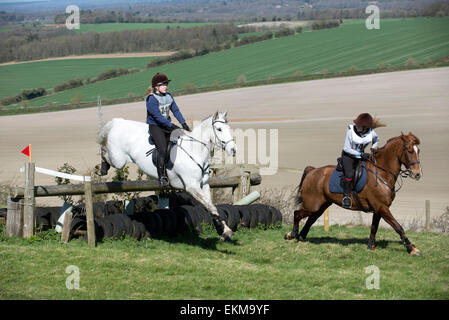 I piloti che prendono parte alla Kingsclere divertente guidare Whitehill nel nord di alta campagna dell'Hampshire England Regno Unito. Foto Stock