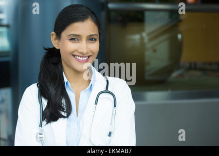 Closeup ritratto di cordiale e sorridente fiducioso medico donna, professionisti sanitari con labcoat e stetoscopio Foto Stock