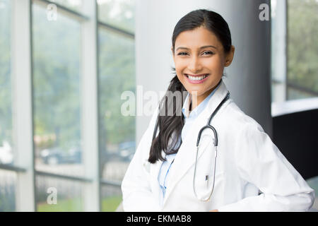 Closeup ritratto di cordiale e sorridente fiducioso medico donna, professionisti sanitari con labcoat e stetoscopio, isolato in Foto Stock