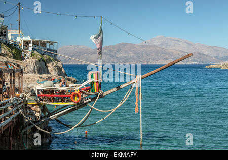 Mangiare fuori in atmosfera mediterranea con vista mozzafiato sulla baia di Messara, in colorate Matala, regione di Heraklion, Creta, Grecia. Foto Stock