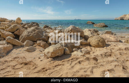 Imponenti formazioni di roccia arenaria sulla Spiaggia Rossa e della baia di Messara e vista sul Mar Libico, Matala, Creta, Grecia. Foto Stock