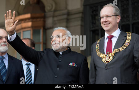 Hannover, Germania. Xii Apr, 2015. Il PM indiano Narendra Modi e Hannover il sindaco di Stefan Schostok (SPD) stand di fronte al municipio di Hannover, Germania, 12 aprile 2015. Il PM indiano apre la Hannover Messe trade fair più tardi la sera. Foto: JULIAN STRATNESCHULTE/dpa/Alamy Live News Foto Stock