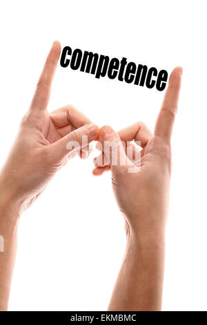 Colore colpo verticale di due mani schiacciando la parola "competenza". Foto Stock
