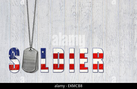 Bandiera americana font per saldatura patriottica con dog tags militari su legno stagionato. Foto Stock