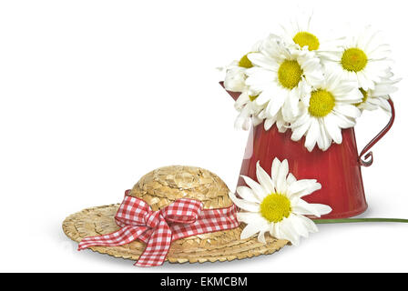 Daisy bouquet in rosso brocca con estate cappello di paglia isolati su bianco. Foto Stock