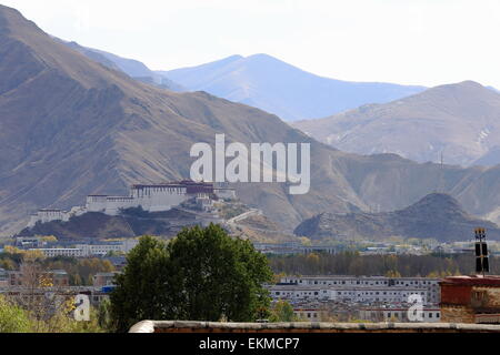 Il lato nord del palazzo del Potala oltre Lhasa city come si vede dal Gelugpa-Yellow Hat ordine buddista Sera-Wild Roses gonpa-mon Foto Stock