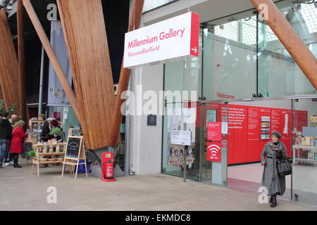 L'ingresso alla Galleria del millennio in Sheffield di giardini invernali, Sheffield South Yorkshire, Regno Unito - centro città, molla Foto Stock