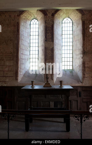 L'altare e Oriente Windows, Chiesa di San Michele, Michaelchurch, Herefordshire, England, Regno Unito Foto Stock