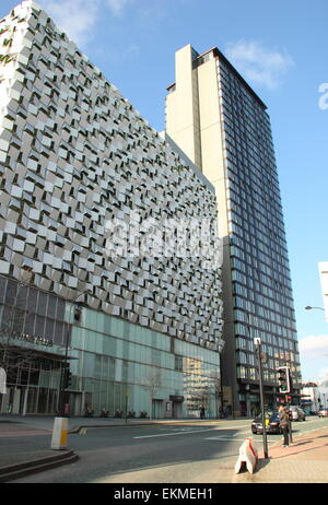 Sheffield, su Charles Street car park edificio, soprannominato il "cheesegrater' da locali grazie al suo rivestimento in acciaio cubo aggettante esterno Foto Stock