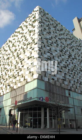 Sheffield, su Charles Street car park edificio, soprannominato il "cheesegrater' da locali grazie al suo rivestimento in acciaio cubo aggettante esterno Foto Stock