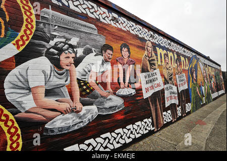 Murale nel Bogside, Londonderry, Irlanda del Nord pagando tributo al repubblicano irlandese le donne. Foto Stock