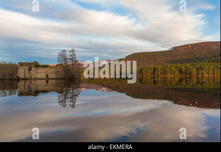 Castello sul Loch un Eilein, Rothiemurcus, Scozia Foto Stock