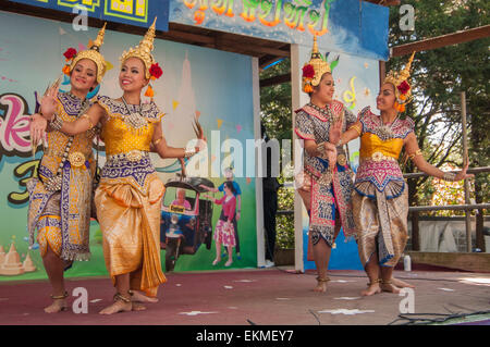 Londra, Regno Unito. 12 aprile 2015. Danzatrici tailandesi sul palco come hanno festeggiato il nuovo anno per le popolazioni Thai (Songkran) a Buddhapadipa tempio di Wimbledon, il solo tempio thailandese nel Regno Unito appositamente costruito in stile architettonico thailandese. Gli ospiti che hanno preso parte a cerimonie religiose si è divertito Tailandese classica musica e spettacoli di danza, una Miss Songkran beauty pageant nonché bancarelle che vendono cibo tailandese, negozi di generi alimentari e negozio di souvenir. Credito: Stephen Chung/Alamy Live News Foto Stock