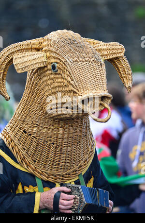 L'Armagh Rhymers (Mummers) eseguire il loro unico mumming irlandese presso la quarantaquattresima Pan nazioni celtiche Festival in Londonderry (Derry). Foto Stock