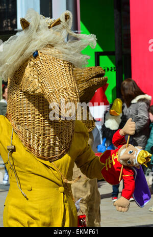 L'Armagh Rhymers (Mummers) eseguire il loro unico mumming irlandese presso la quarantaquattresima Pan nazioni celtiche Festival in Londonderry (Derry). Foto Stock
