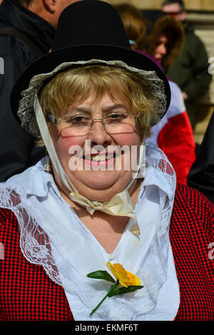 Una Donna vestita in un tradizionale gallese del cofano e del costume al Pan nazioni celtiche festival in Derry, Londonderry Foto Stock