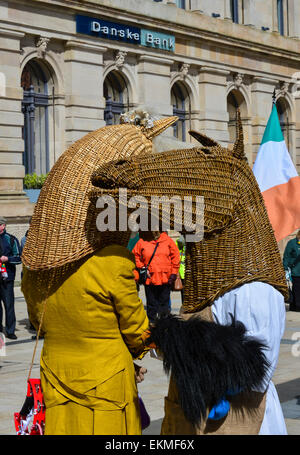 L'Armagh Rhymers (Mummers) eseguire il loro unico mumming irlandese presso la quarantaquattresima Pan nazioni celtiche Festival in Londonderry (Derry). Foto Stock